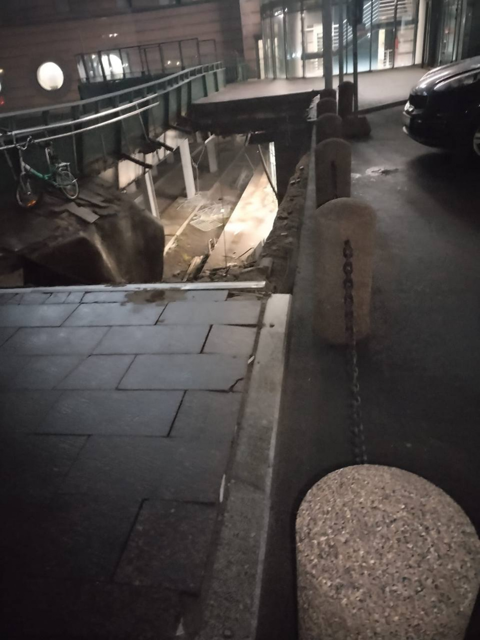 На Ладожском вокзале часть крыши парковки обрушилась на платформу