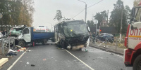 Женщина скончалась после столкновения автобуса и грузовика в Большой Ижоре