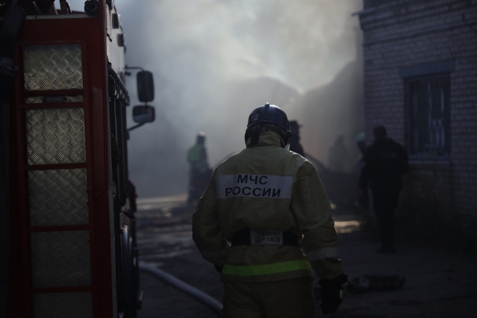 Пожарные расчеты МЧС оперативно потушили вспыхнувшую бытовку в Колпинском районе