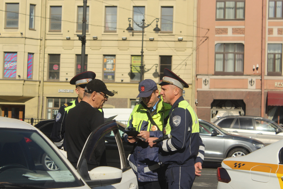 В Петербурге инспектор ГАИ оказался в реанимации после неудачного маневра