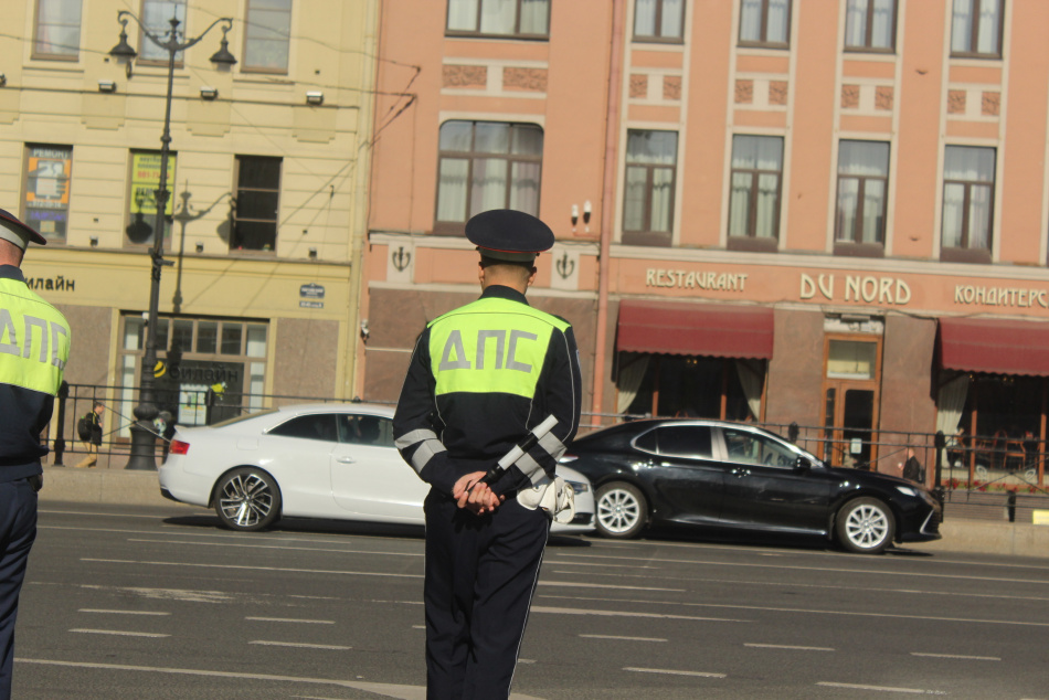В Петербурге женщина на каршеринге сбила полицейского на Исаакиевской площади