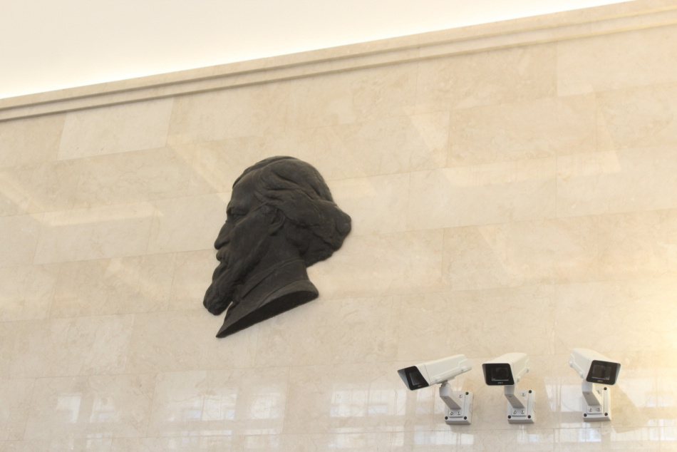 Пассажиры заметили осыпающуюся штукатурку на потолке вестибюля «Чернышевской»