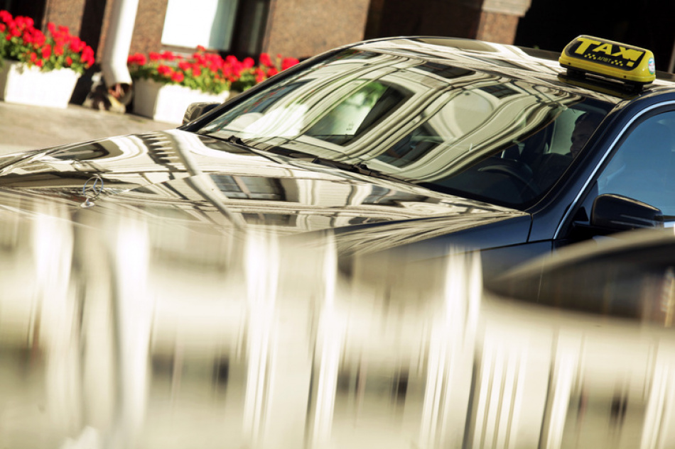 В Ленинградской области пассажир с ножом напал на таксиста и скрылся