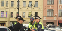 В Петербурге инспектор ГАИ оказался в реанимации после неудачного маневра