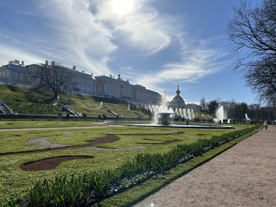В Петергофе прошла яркая свадьба с участием звезд российской эстрады
