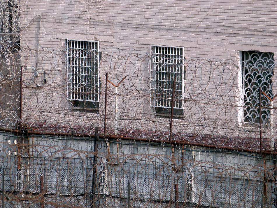 Женщину отправили в колонию-поселение на два года за осквернение госсимвола