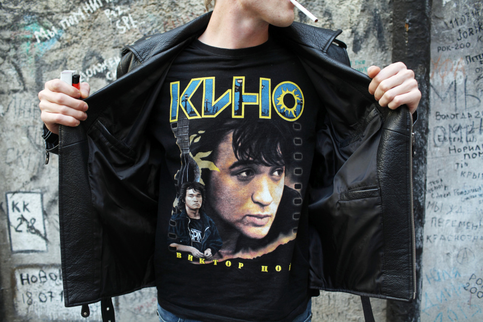 Похожий на Цоя герой появляется в новом клипе группы КИНО