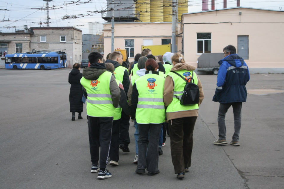 Школьники Петербурга открыли закулисье городского электротранспорта перед профессиональным праздником