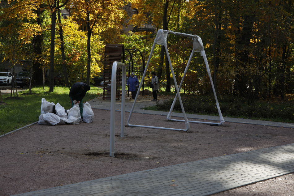 В Красносельском районе мужчина ранил подростка из газового пистолета на площадке