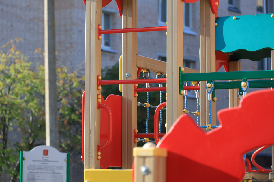 Следователи изучают детскую площадку в Парголово после травмы мальчика