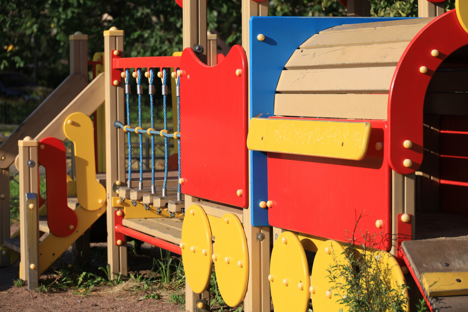 Семилетний мальчик получил травму руки на площадке в Парголово