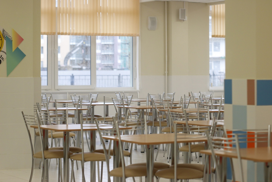 В Азове сменили директора школы после скандала с табличками в столовой