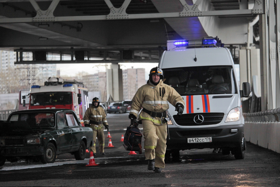 На трассе под Зеленогорском легковое авто не уступило дорогу спецтранспорту МЧС