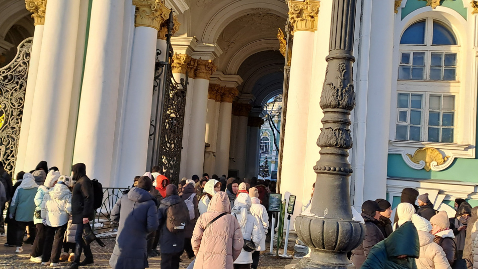 Очередь в Эрмитаж растянулась до Александровской колонны из-за сбоя системы