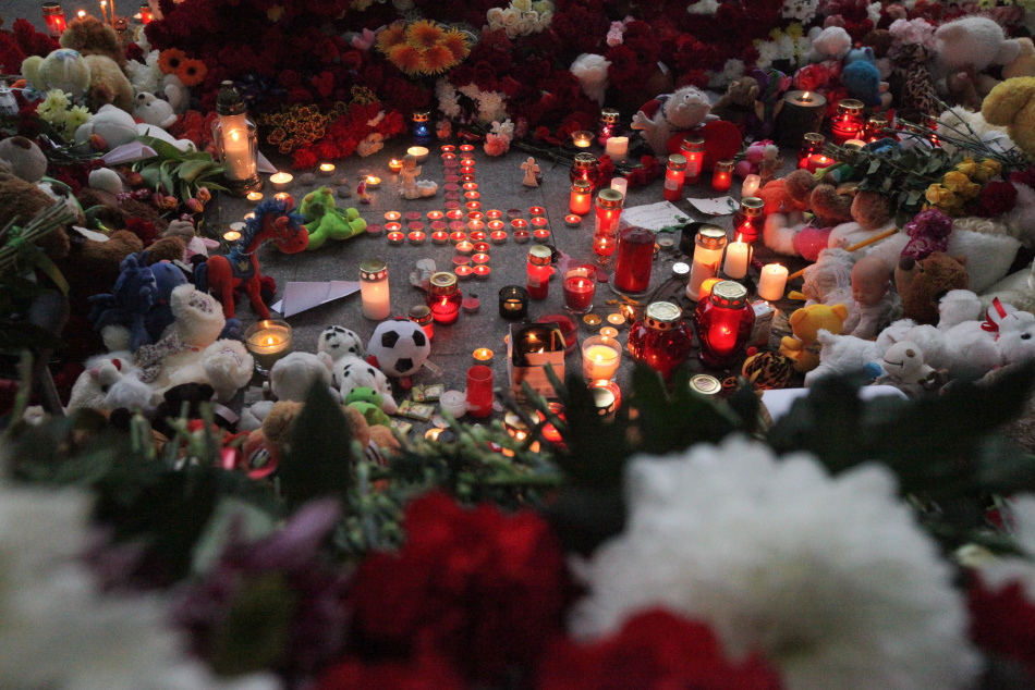 В Ревде жители скорбят по погибшим на переходе девочкам