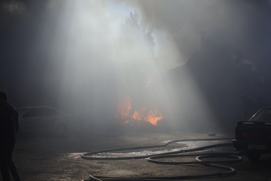 В Невском районе Петербурга загорелся микроавтобус в здании автосервиса