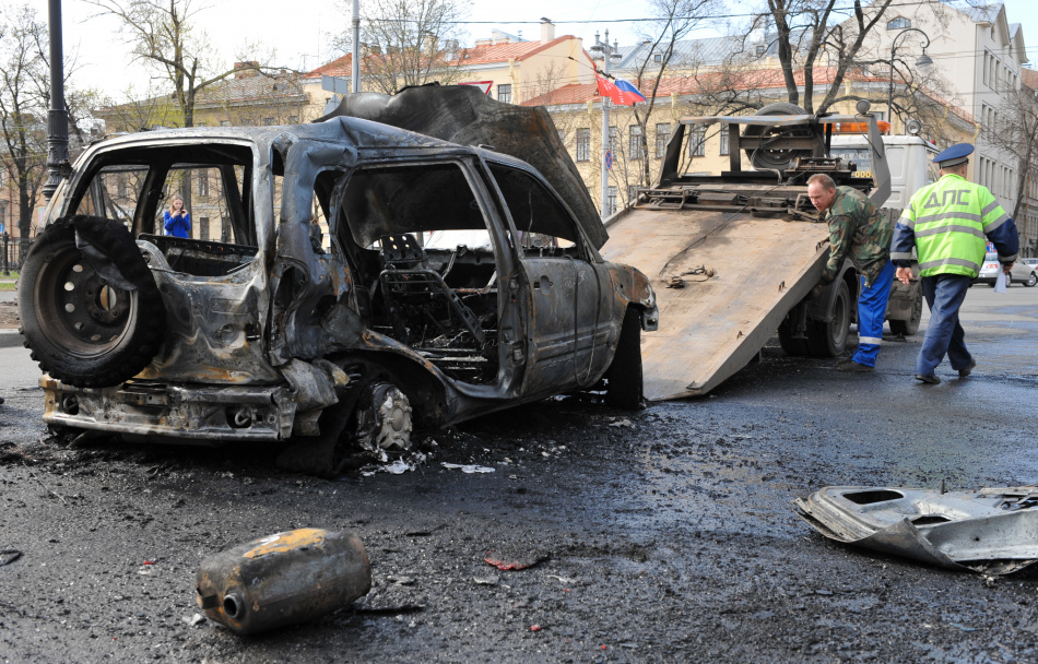 На Большом проспекте Васильевского острова вспыхнул легковой автомобиль Ford