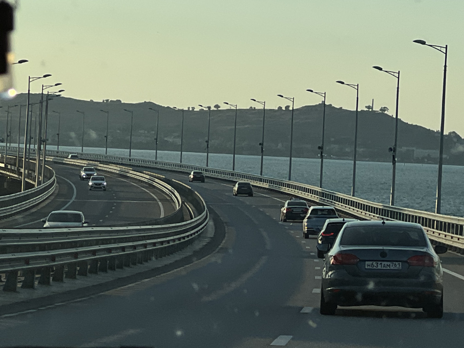 Въезд электромобилей на Крымский полуостров ограничен новым запретом на мосту