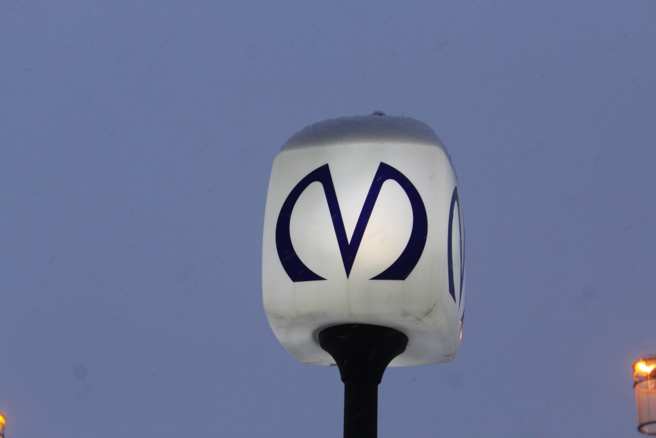 На красной ветке метро вечером пассажир оказался на рельсах в час пик