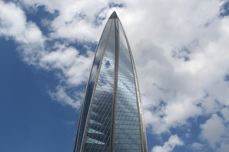 В Петербурге Лахта Центр засияет цветами флага ко Дню народного единства