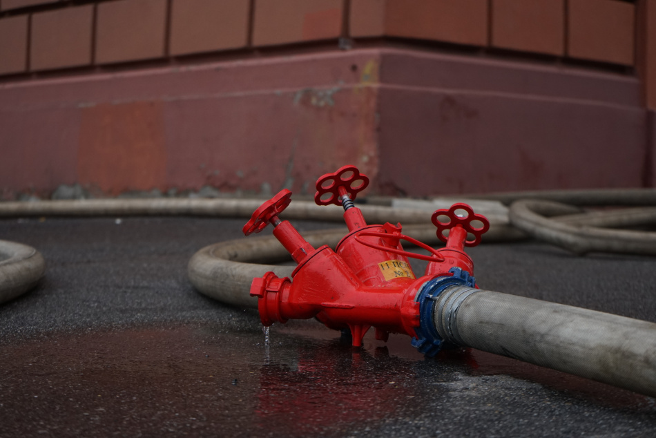 В Петроградском районе Петербурга ночью сгорел элитный автомобиль Rolls-Royce