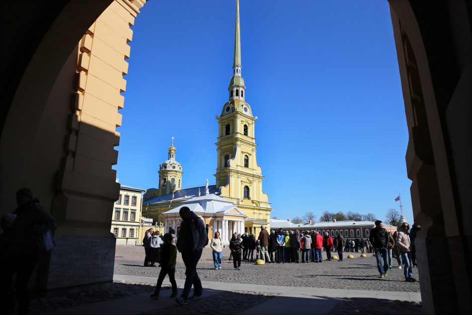 Очередь образовалась у Петропавловской крепости на фестивале света в 2025 году