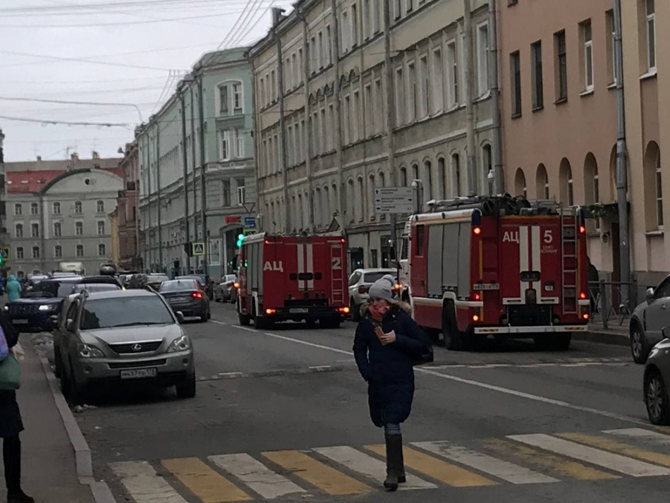 В центре Петербурга случился пожар в историческом здании на Большой Конюшенной 