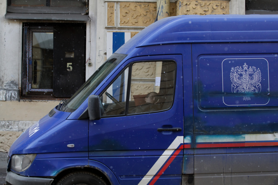 На Невском проспекте утром произошло столкновение легковушек и почтового авто