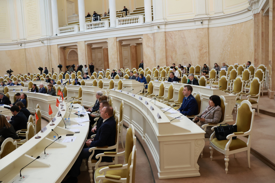 Петербургские депутаты внесли почти 20 изменений в проект бюджета города