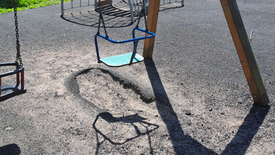Прокуратура требует компенсацию для школьника, покалечившегося на качелях