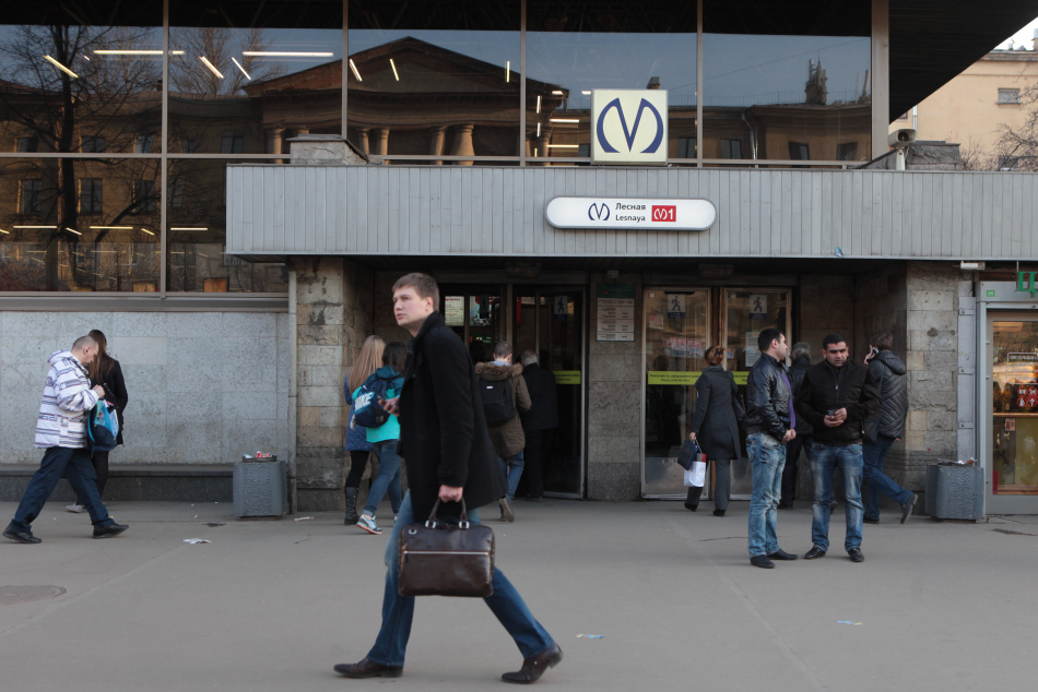 Жильцы аварийного дома у метро «Лесная» возвращаются после устранения провала