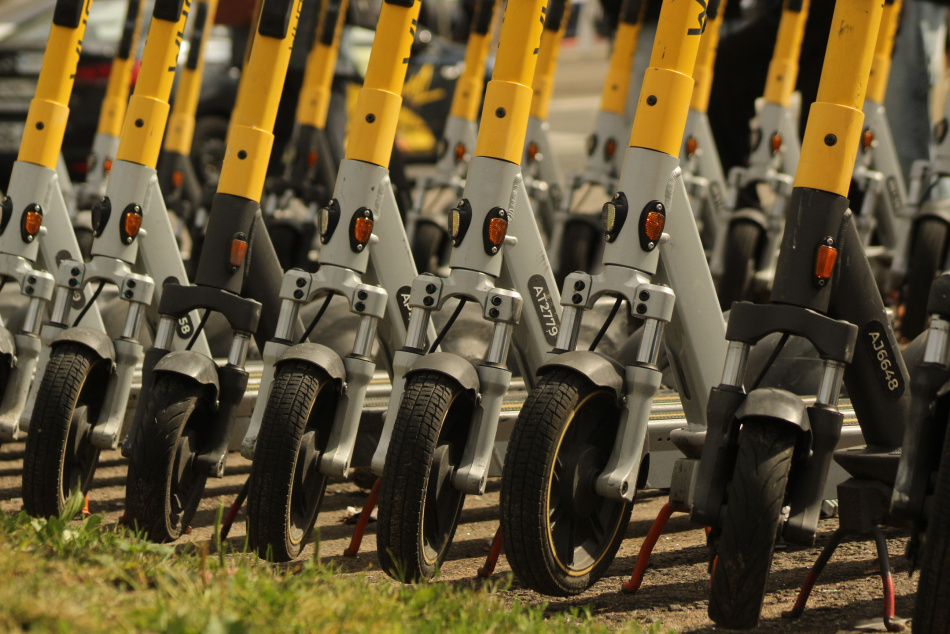 В Кудрово ужесточили правила для кикшеринга и парковки самокатов