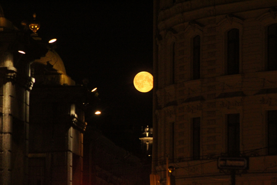 Жители Петербурга увидели редкое суперлуние сквозь ночные облака