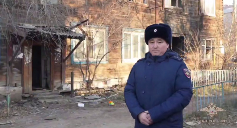 В Улан-Удэ капитан полиции спас из горящего дома пятерых человек и собаку