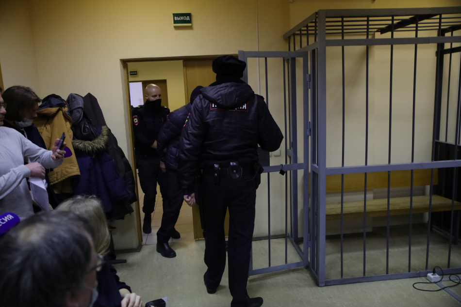 Петербуржца отправили в СИЗО за удар ножом в спину на Муринской дороге