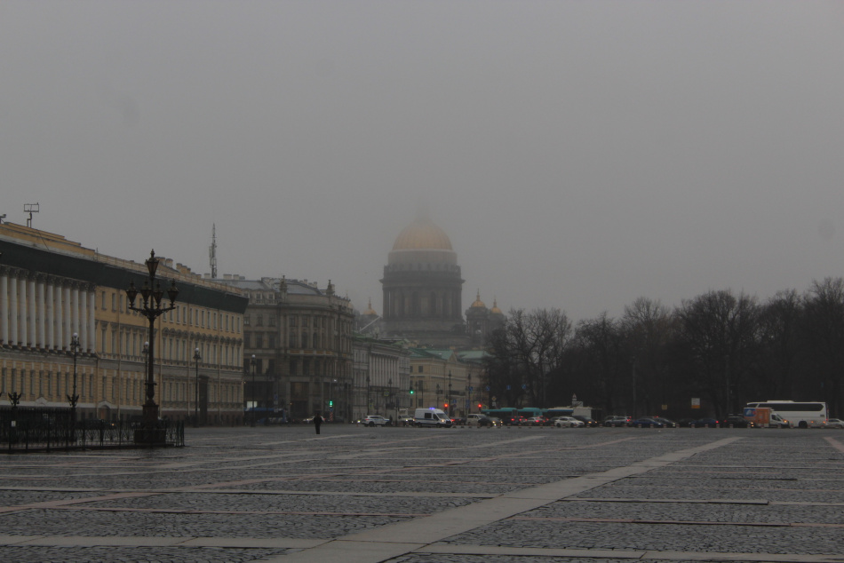 В Петербурге туман и облака скрывают город, но скоро похолодает