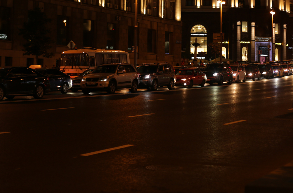 Ливень затопил перекресток на севере Петербурга и парализовал движение