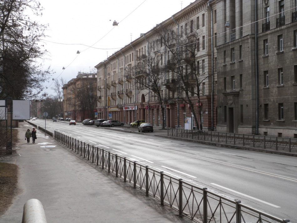 На проспекте Энгельса после аварии на водопроводе провалился асфальт