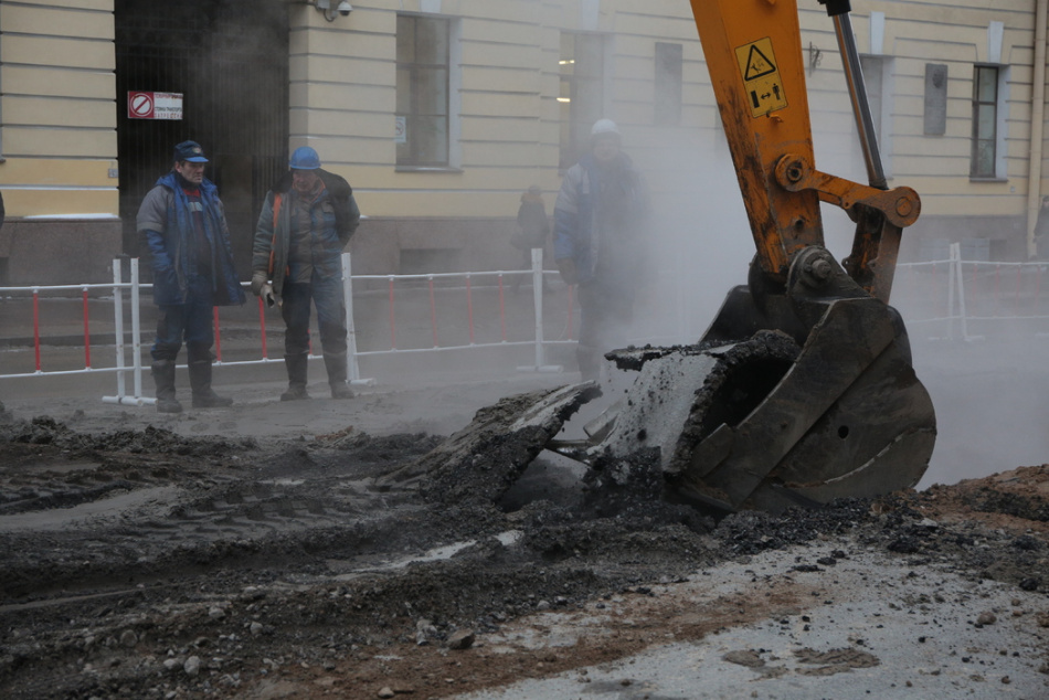 На Светлановской площади устранят последствия ночного затопления за сутки