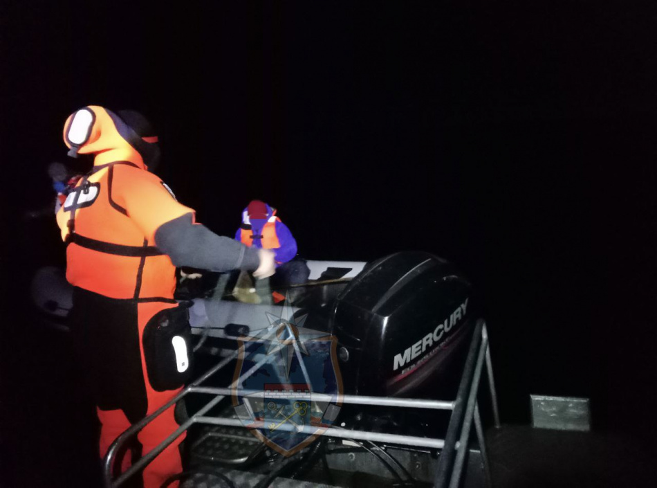 Спасатели вывезли двух мужчин с лодки, застрявшей на Ладоге из-за препятствия