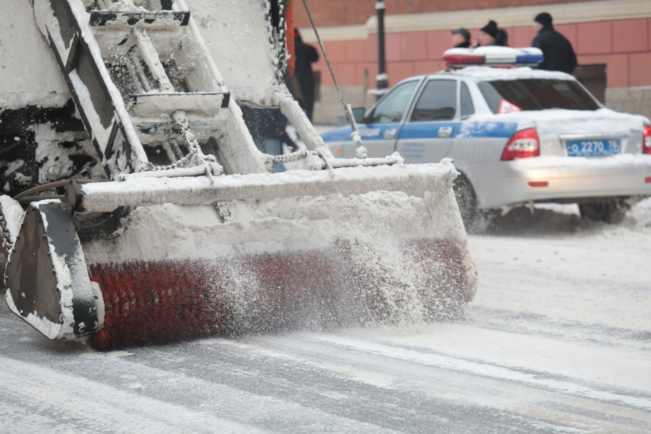 В Петербурге коммунальщики переходят на зимний формат обслуживания улиц