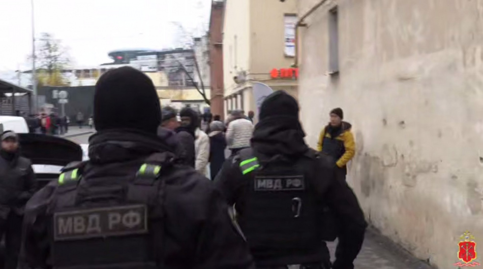 Полиция с собаками устроила облаву на мигрантов в центре Петербурга