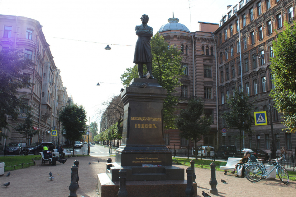 Часть Пушкинской улицы перекрыли из-за подозрительного предмета в центре Петербурга