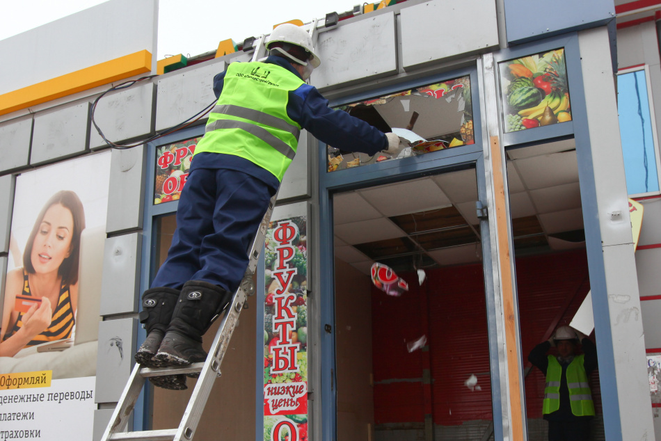 Во Фрунзенском районе Петербурга убирают незаконный павильон с едой и табаком