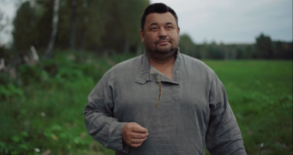 Сергей Жуков удивил новым клипом в народном стиле и театральным дебютом