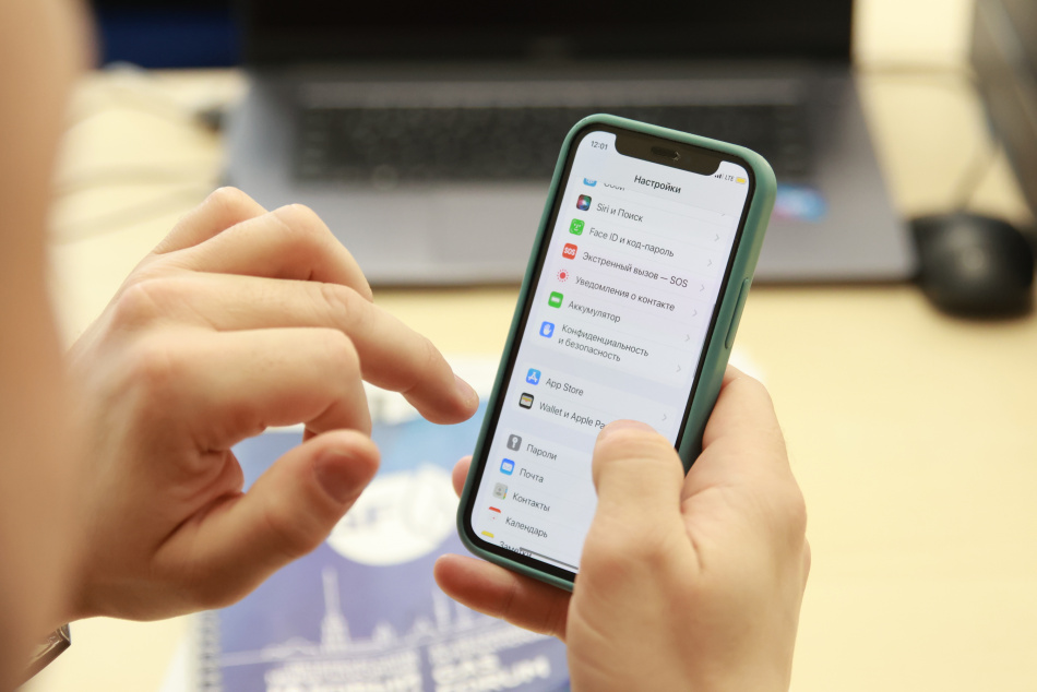 В Иваново мужчина лишился прав на лодку из-за шпаргалки в телефоне