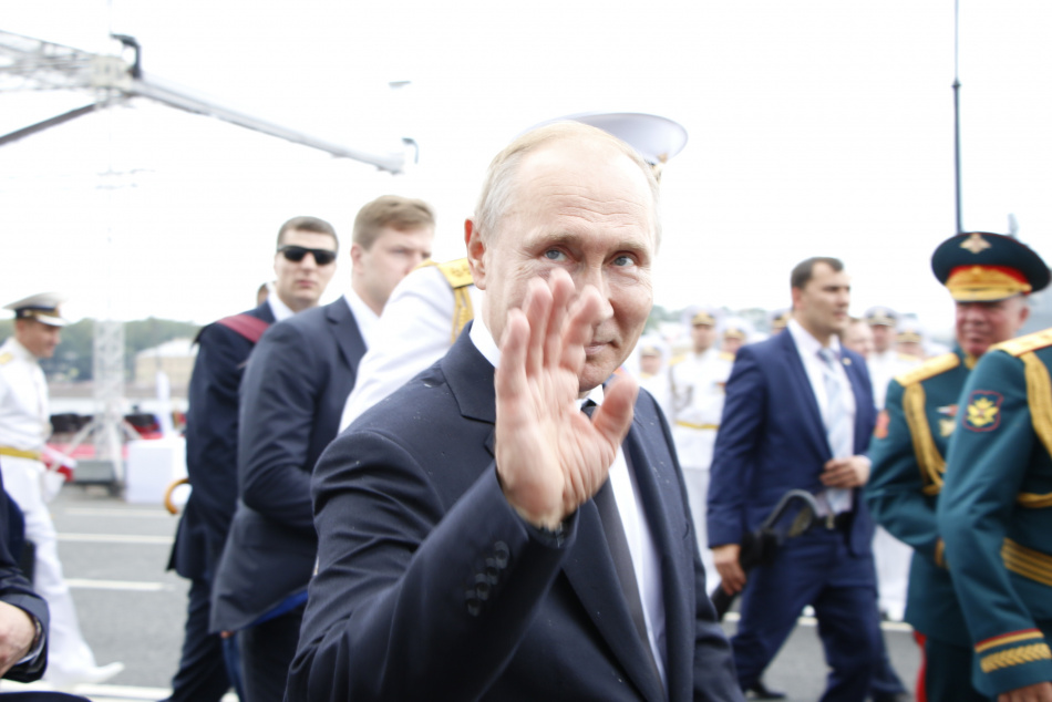 Владимир Путин инициировал разработку новых правил для курьеров на самокатах