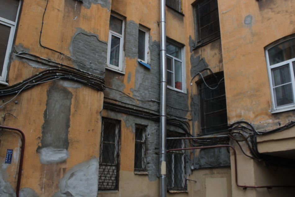 На Косой линии обрушился декоративный элемент старинного здания