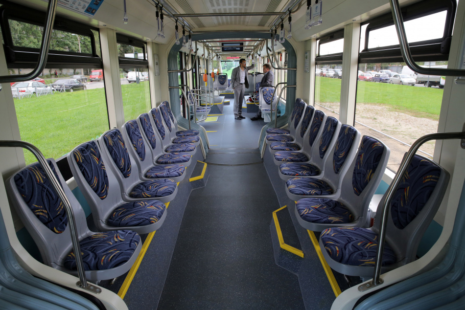 В Петербурге ищут вандалов разрисовавших трамвай в Кировском районе