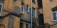 На Косой линии обрушился декоративный элемент старинного здания